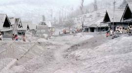 Одна из засыпанных пеплом деревень, о. Ява.