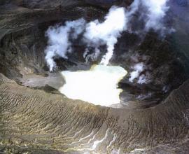 Озеро расположенное в глубине кратера