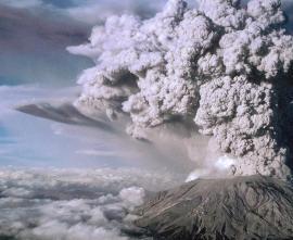 Высота столба выброса газа и пепла во время извержения вулкана в 1980 году достигла 25 км.