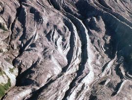 Следы застывшего извержения на одном из склонов Сент-Хеленс.