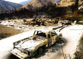 Обуглившиеся остатки машины и дома в Каньоне Ватерман, Сан-Бернардино.