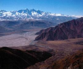 Следы оползня, оставленные в долине ущелья