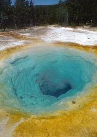 Один из природных водоемов системы озер Йеллоустона