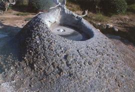 Один из грязевых фонтанов