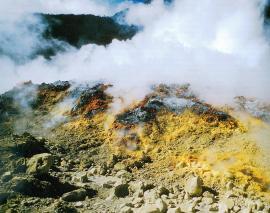 Облако серы, поднимающееся из недр Папандаян