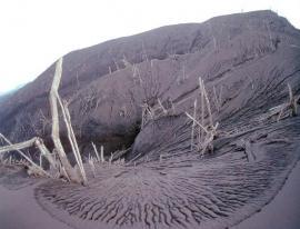 Бездействующая фумарола на вершине Келута